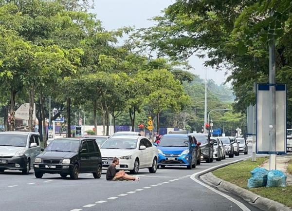 Police: Russian woman rolling around on road in Setia Alam was drunk