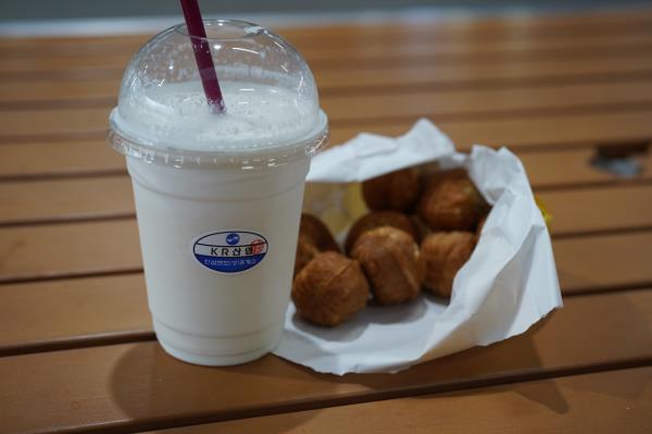 Ginseng milk (left) and hodu gwaja (Korean walnut cake) at Insam Land Service Area (Lee Si-jin/The Korea Herald)